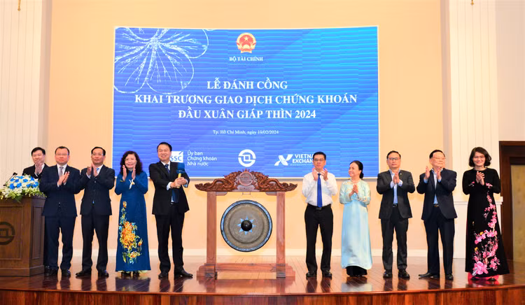 Đánh cồng khai trương giao dịch chứng khoán đầu Xuân Giáp Thìn 2024