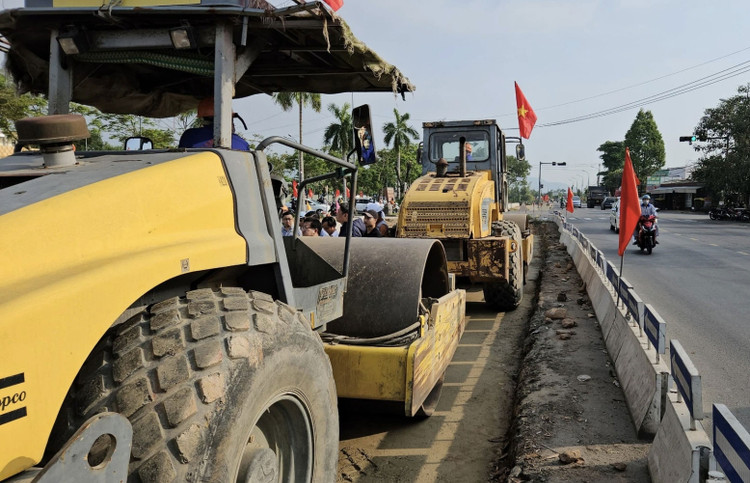Thiết bị triển khai thi công mở rộng Quốc lộ 14B qua địa bàn Đà Nẵng. Ảnh: Minh Nguyệt