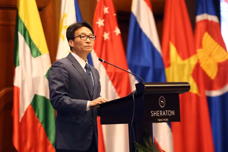 Phó Thủ tướng Vũ Đức Đam nhấn mạnh nhấn mạnh thế giới đã và đang trải qua những biến đổi to lớn, trong đó có chuyển đổi số, cách mạng công nghiệp 4.0, các vấn đề an ninh phi truyền thống... Ảnh: VGP/Đình Nam