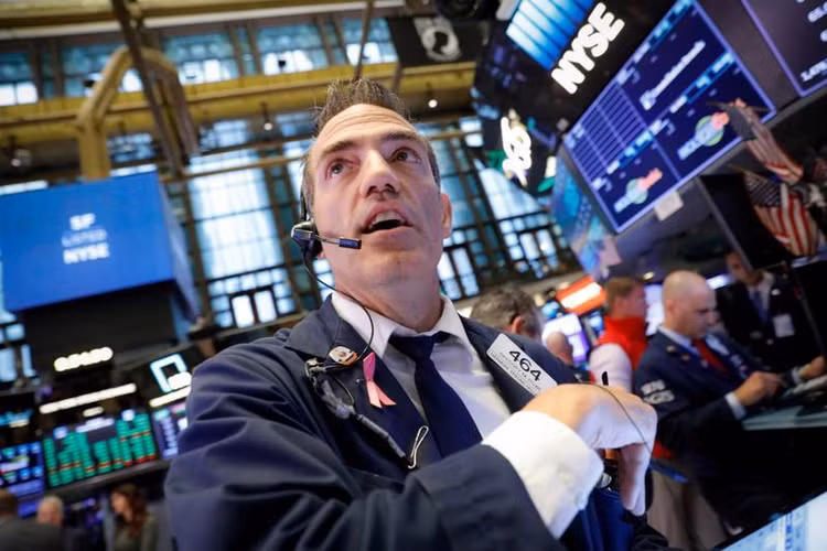 Một nhà giao dịch cổ phiếu trên sàn NYSE ở New York, Mỹ - Ảnh: Reuters.