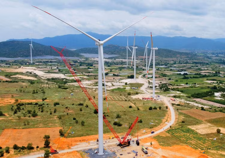 EVN đề xuất trước mắt cho phép các dự án điện gió, điện mặt trời chuyển tiếp tham gia thị trường điện, được thanh toán theo giá thị trường giao ngay. Ảnh: Tiên Giang