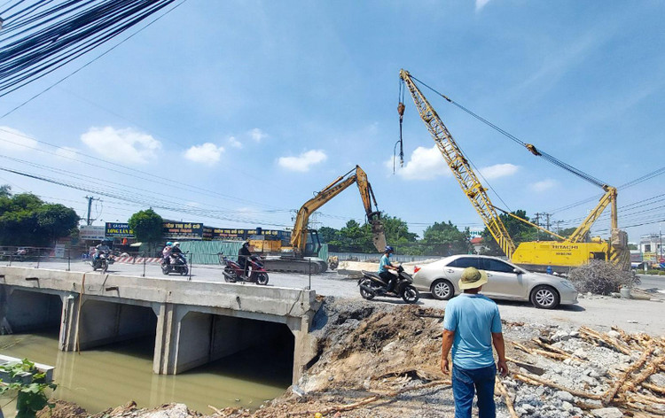 Nhà thầu đang dồn lực đẩy nhanh tiến độ thi công Gói thầu số 12 (tuyến rạch Cái Cầu) nhưng dự kiến đầu tháng 6/2022 sẽ phải tạm ngưng do vướng mặt bằng. Ảnh: Ngọc Tuấn