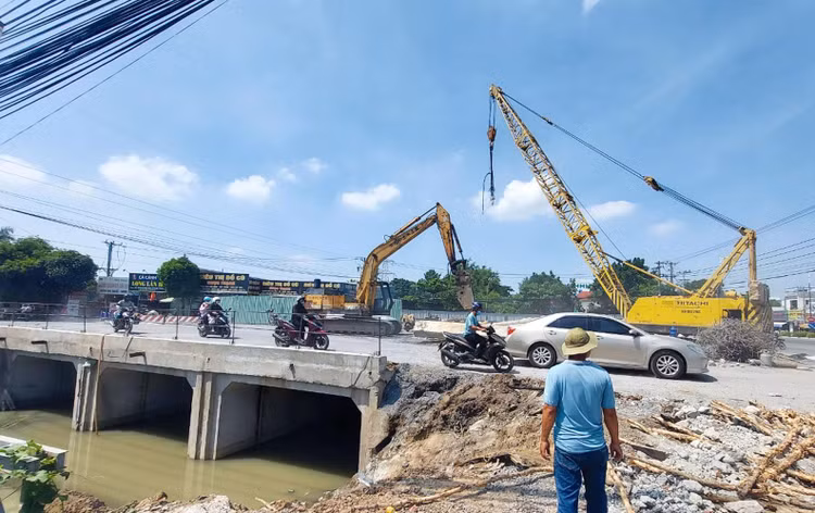 Nhà thầu đang dồn lực đẩy nhanh tiến độ thi công Gói thầu số 12 (tuyến rạch Cái Cầu) nhưng dự kiến đầu tháng 6/2022 sẽ phải tạm ngưng do vướng mặt bằng. Ảnh: Ngọc Tuấn
