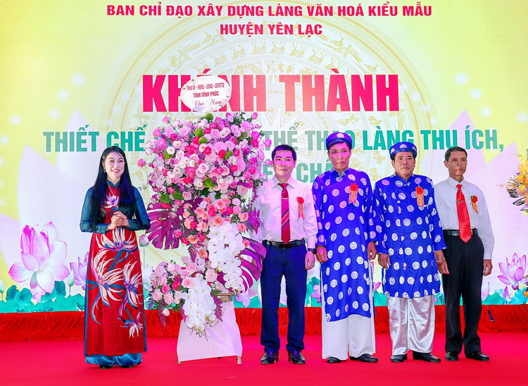 Bí thư Tỉnh ủy Hoàng Thị Thúy Lan tặng hoa chúc mừng nhân dân thôn Thụ Ích