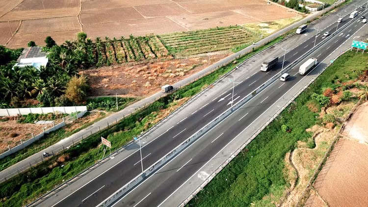 Bộ Giao thông vận tải cho biết, việc chuyển 2 đoạn cao tốc Quốc lộ 45 - Nghi Sơn và Nghi Sơn - Diễn Châu sang đầu tư công sẽ đẩy nhanh tiến độ cao tốc Bắc - Nam phía Đông. Ảnh: Lê Tiên