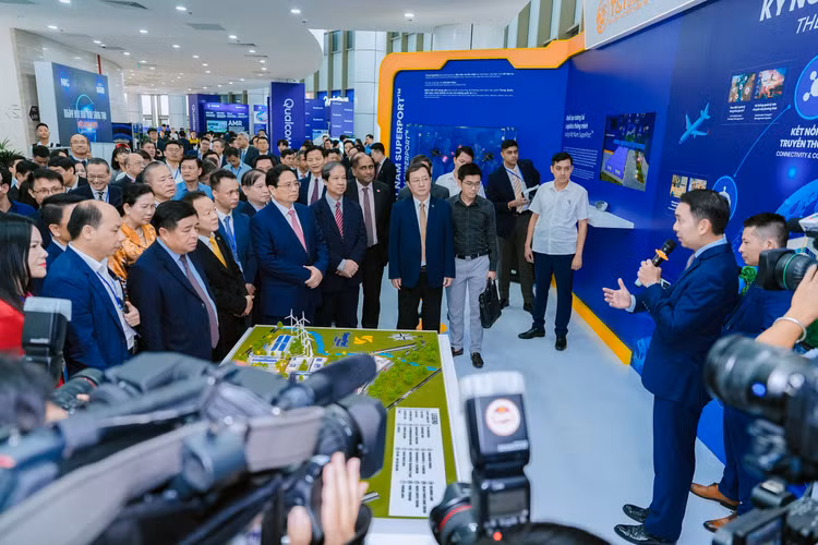 Thủ tướng Phạm Minh Chính và các thành viên Chính phủ tham quan triển lãm trong khuôn khổ sự kiện. Ảnh: NIC