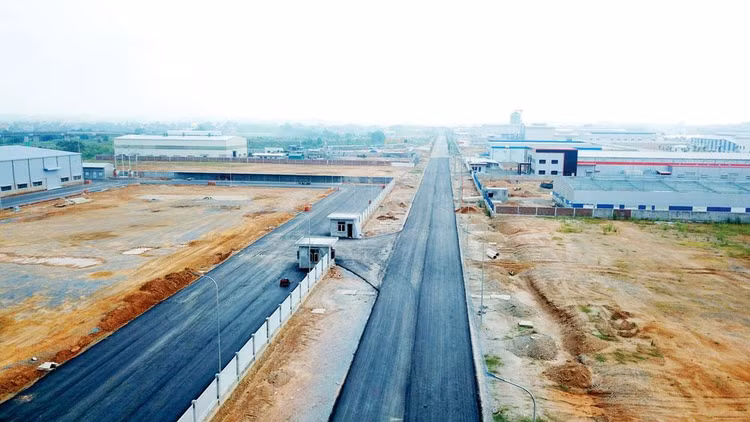 Việc chuẩn bị mặt bằng sạch để đấu thầu lựa chọn nhà đầu tư dự án khu công nghiệp là không dễ với các địa phương do chi phí giải phóng mặt bằng rất lớn. Ảnh: Tiên Giang