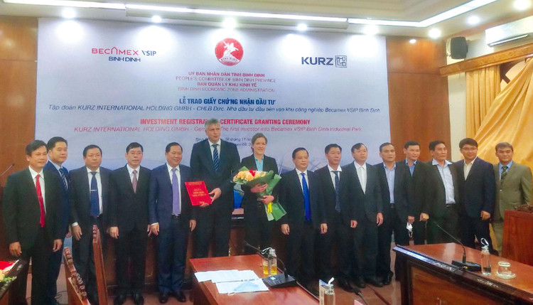 Lễ trao Giấy chứng nhận đầu tư cho nhà đầu tư đầu tiên vào Khu công nghiệp Becamex VSIP Bình Định
