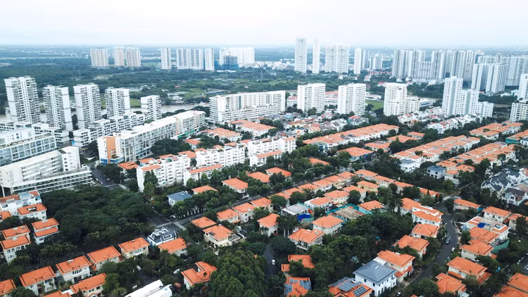 Việc xây dựng các sắc thuế bất động sản sẽ góp phần hạn chế tình trạng đầu cơ, điều tiết giá nhà đất, hình thành một thị trường lành mạnh và ổn định. Ảnh: Lê Tiên