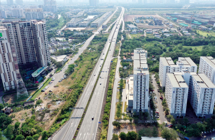 Sự phát triển mạnh mẽ của hệ thống hạ tầng giao thông sẽ thúc đẩy những dự án đô thị không ngừng mọc lên, kỳ vọng làm thay đổi tiềm lực kinh tế mỗi địa phương. Ảnh: Lê Tiên