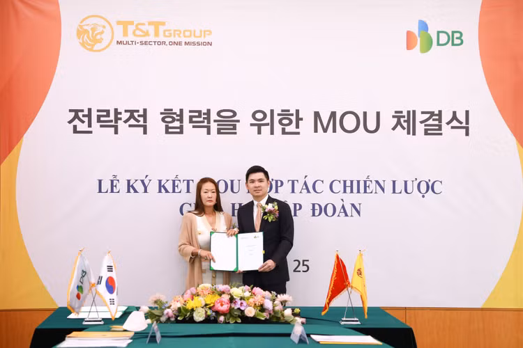 Bà Kim Ju Won, Phó Chủ tịch DB Group và ông Đỗ Vinh Quang, Phó Chủ tịch T&T Group trao đổi thỏa thuận hợp tác chiến lược giữa 2 tập đoàn.