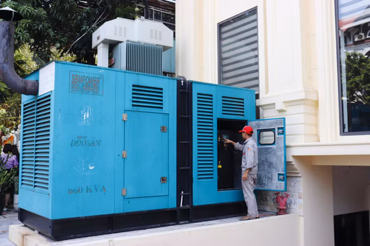 Nhiều doanh nghiệp phải chạy máy phát điện để phục vụ hoạt động sản xuất, kinh doanh. Ảnh: St