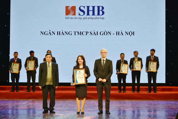 Phó Tổng giám đốc Ninh Thị Lan Phương đại diện SHB nhận giải thưởng “Top 10 Ngân hàng thu xếp vốn đầu tư hiệu quả cho các dự án năng lượng Việt Nam từ năm 2017 - 2022”