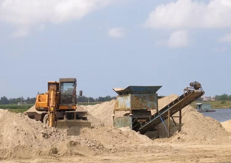 Khai thác cầm chừng là một trong những nguyên nhân khiến cát trên địa bàn Quảng Nam khan hiếm, giá tăng cao. Ảnh: Hà Minh