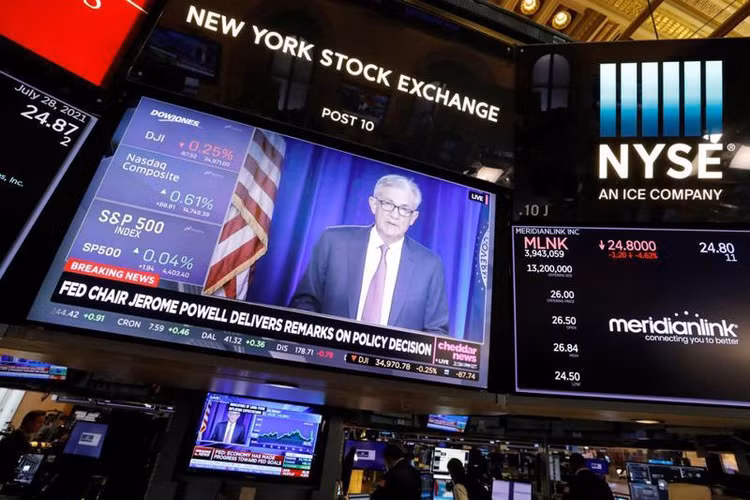Một màn hình TV lớn đang phát bản tin về cuộc họp báo của Chủ tịch Fed Jerome Powell, tại sàn giao dịch chứng khoán NYSE ở New York ngày 28/7 - Ảnh: Reuters.