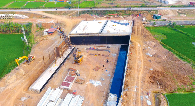 Dự án Đường kết nối đường Trần Hưng Đạo đến phường Dân Chủ kết nối với Quốc lộ 6 với tổng chiều dài tuyến khoảng 4,4 km. Ảnh: Nguyễn Minh