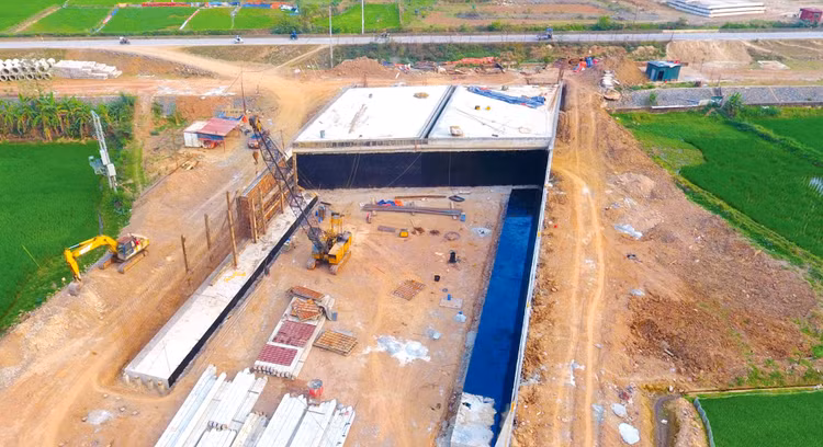 Dự án Đường kết nối đường Trần Hưng Đạo đến phường Dân Chủ kết nối với Quốc lộ 6 với tổng chiều dài tuyến khoảng 4,4 km. Ảnh: Nguyễn Minh