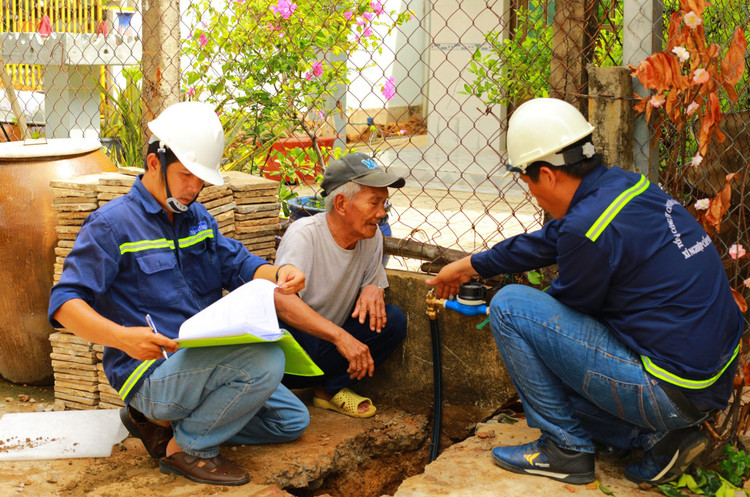 Nhân viên Xí nghiệp Cấp nước Cần Giờ lắp đặt đồng hồ cấp nước sạch tận nhà cho người dân xã Tam Thôn Hiệp, huyện Cần Giờ