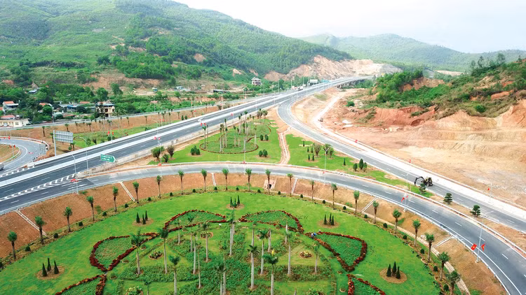 Câu chuyện về những công trình lớn, những cao tốc kết nối các vùng kinh tế được cập nhật, phân tích cặn kẽ cũng là những mảnh ghép góp phần hiện thực hóa khát vọng đất nước hùng cường. Ảnh: Lê Tiên