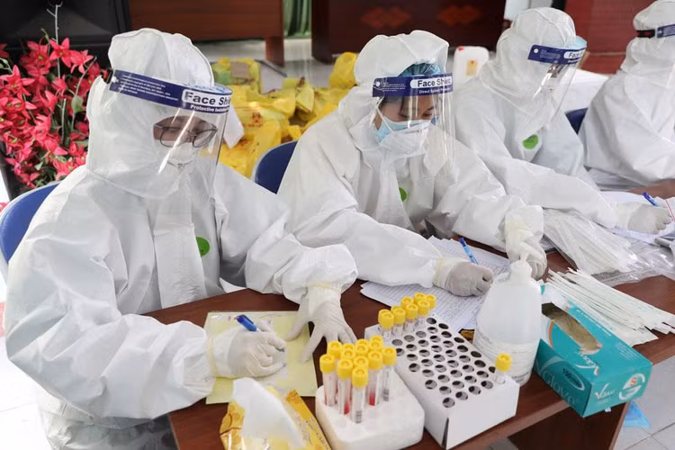 Hình ảnh các y, bác sỹ và lực lượng chức năng, tình nguyện viên căng mình nơi tuyến đầu chống dịch đã chuyển tải đầy đủ nhất tinh thần đoàn kết, sẻ chia và quyết tâm chiến thắng dịch Covid-19. Ảnh: Danh Lam