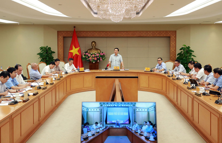 Phó Thủ tướng Trần Hồng Hà chủ trì cuộc họp rà soát, cho ý kiến hoàn thiện Dự thảo Nghị định về điện mặt trời mái nhà tự sản, tự tiêu. Ảnh: Minh Khôi