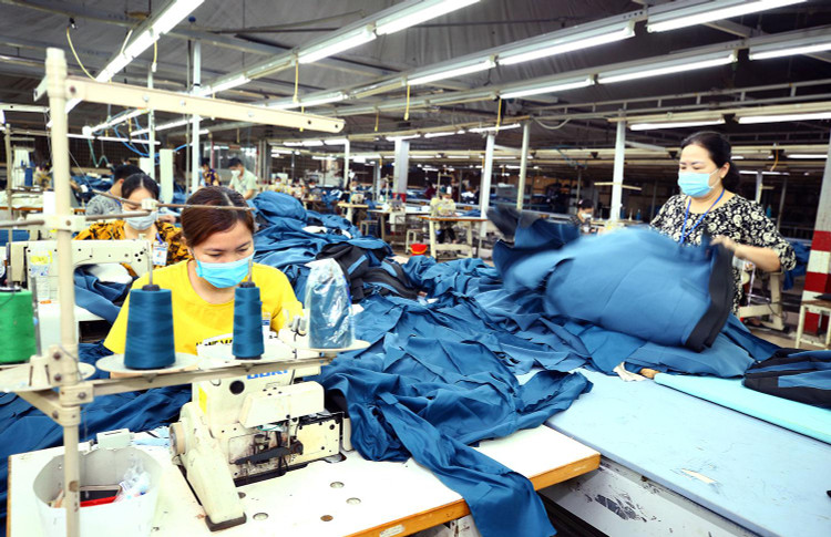 Trong nửa đầu năm 2022, nhiều ngành, lĩnh vực như dệt may, da giày, chế biến thủy sản, du lịch, điện tử… có tốc độ tăng trưởng cao so với cùng kỳ năm 2021. Ảnh: Lê Tiên