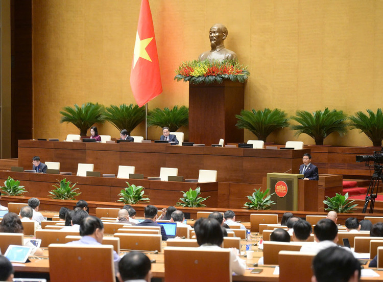 Bộ trưởng Bộ Tài chính Nguyễn Văn Thắng trình bày báo cáo