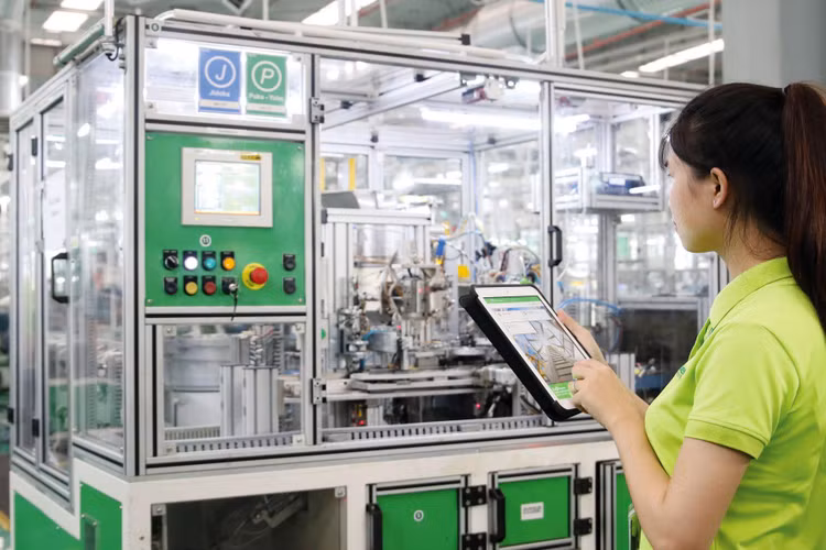 Doanh nghiệp vẫn gặp nhiều khó khăn do có hiện tượng một số rào cản kinh doanh đã bị bãi bỏ có xu hướng khôi phục lại, một số điều kiện kinh doanh mới được bổ sung. Ảnh: Song Lê