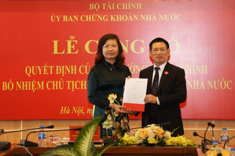 Bộ trưởng Bộ Tài chính Hồ Đức Phớc trao quyết định bổ nhiệm Chủ tịch Ủy ban Chứng khoán Nhà nước đối với bà Vũ Thị Chân Phương