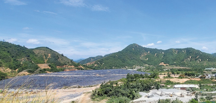 Khu liên hợp xử lý rác Khánh Sơn được quy hoạch đầu tư 2 nhà máy xử lý rác nhưng sau hơn 10 năm, 100% rác thải vẫn phải chôn lấp. Ảnh: Minh Hạnh