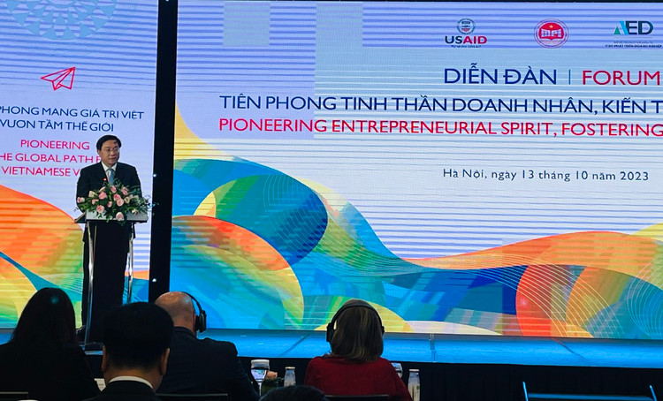 Thứ trưởng Bộ Kế hoạch và Đầu tư Trần Duy Đông phát biểu khai mạc Diễn đàn