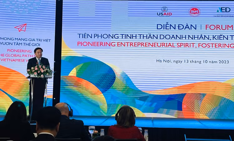 Thứ trưởng Bộ Kế hoạch và Đầu tư Trần Duy Đông phát biểu khai mạc Diễn đàn