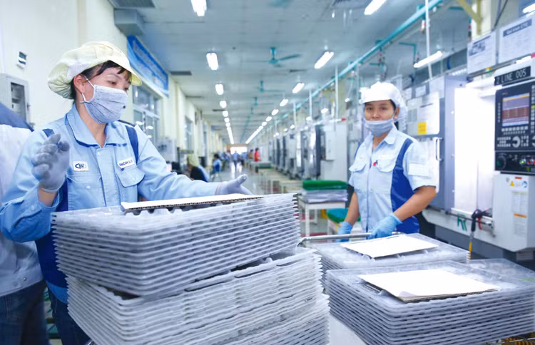 Nhiều dự án sản xuất, chế tạo sản phẩm điện tử, công nghệ được tăng vốn với quy mô lớn trong 7 tháng đầu năm 2022. Ảnh: Tiến Tân