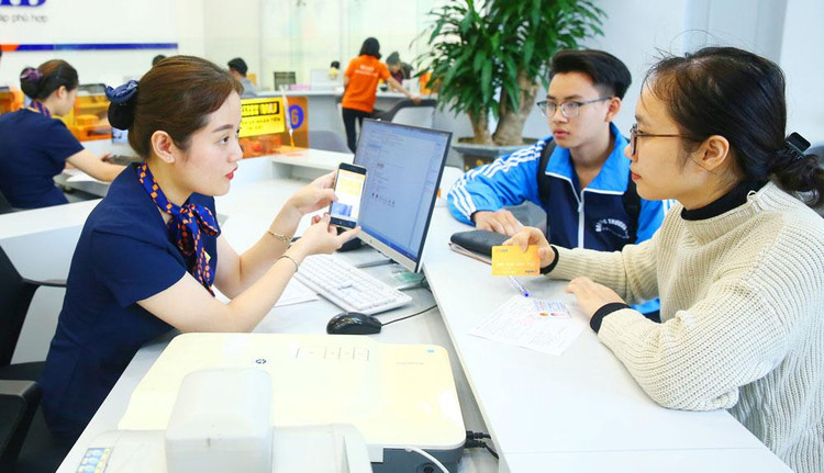 Hoạt động góp vốn, mua cổ phần của nhà đầu tư nước ngoài tại các tổ chức tín dụng góp phần nâng cao năng lực tài chính, tiếp cận các chuẩn mực quốc tế về quản trị ngân hàng. Ảnh minh họa: Tiên Giang