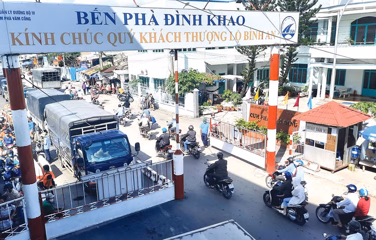 Phà Đình Khao kết nối hai tỉnh Vĩnh Long và Bến Tre là điểm nghẽn giao thông trên Quốc lộ 57. Ảnh: NC st