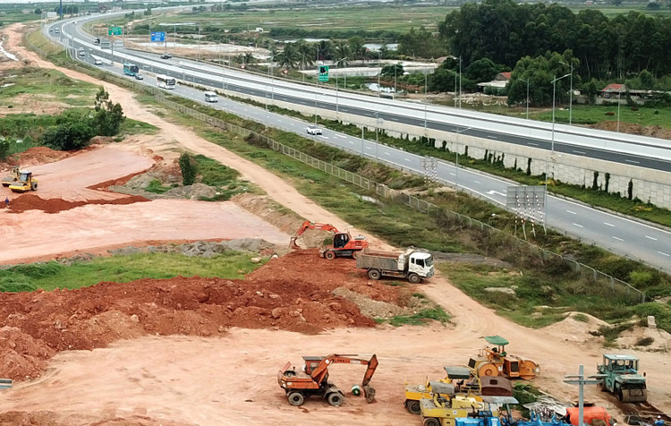 Tổng số vốn đã giải ngân của 11 dự án thành phần thuộc cao tốc
Bắc - Nam phía Đông là 3.437 tỷ đồng, đạt 38,3% kế hoạch năm 2020. Ảnh: Song Lê