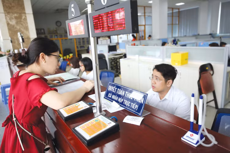 Tổng số thu từ thuế thu nhập cá nhân 7 tháng đầu năm đạt hơn 106.000 tỷ đồng, trong đó có phần đóng góp của số thu thuế từ giao dịch chứng khoán và bất động sản. Ảnh: Song Lê