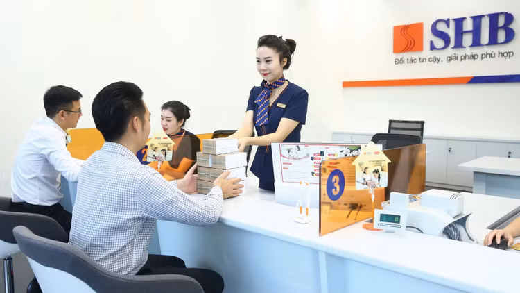 Đến giữa tháng 7/2020, ngành ngân hàng đã miễn, giảm, hạ lãi suất cho hơn 435 nghìn khách hàng với dư nợ hơn 1,27 triệu tỷ đồng. Ảnh: Lê Tiên