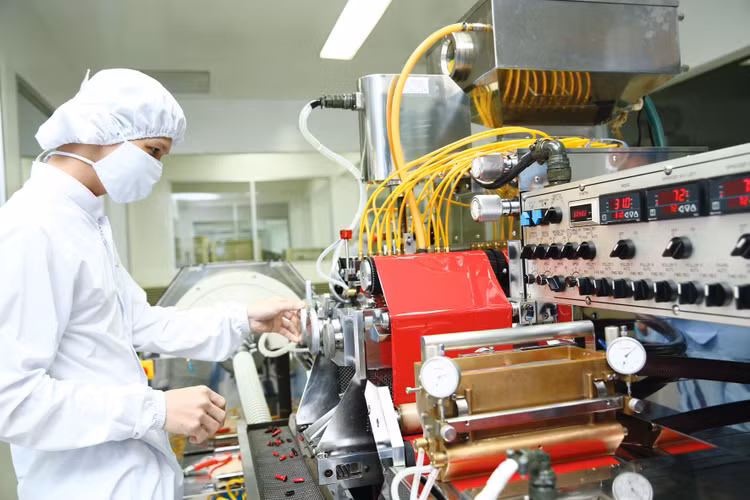 Nhiều doanh nghiệp dược mạnh dạn đầu tư thiết bị, công nghệ để sản xuất thuốc tân dược đáp ứng tiêu chuẩn EU-GMP. Ảnh: Lê Tiên