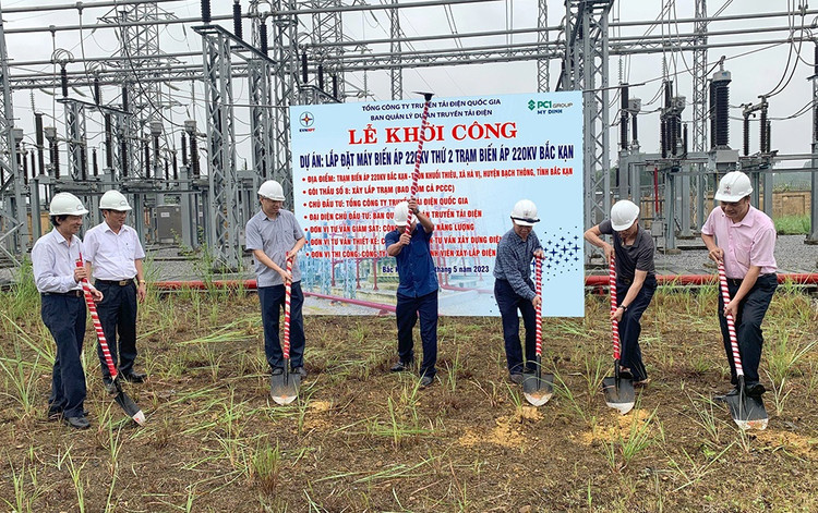 Ban Quản lý dự án truyền tải điện triển khai thi công Dự án lắp máy biến áp 220 kV thứ hai Trạm biến áp 220 kV Bắc Kạn. Ảnh: NPTPMB
