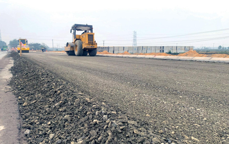 Công ty CP Phát triển Đại Việt ít khi phải cạnh tranh với đối thủ, trúng nhiều gói thầu xây lắp giao thông sát giá trên địa bàn tỉnh Gia Lai. Ảnh: Nhã Chi