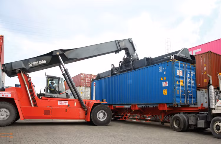 Chính phủ sẽ tiếp tục tháo gỡ khó khăn, khơi thông các điểm nghẽn về thể chế pháp lý và thực thi, góp phần hỗ trợ doanh nghiệp phục hồi và phát triển. Ảnh: Lê Tiên