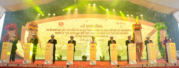 Các đại biểu thực hiện nghi lễ khởi công Dự án Khu du lịch văn hoá và Dự án Thác 9 tầng tại Khu vực mộ bà Hoàng Thị Loan, thuộc Khu di tích Quốc gia đặc biệt Khu lưu niệm Chủ tịch Hồ Chí Minh, huyện Nam Đàn, Nghệ An. Ảnh: T&T Group