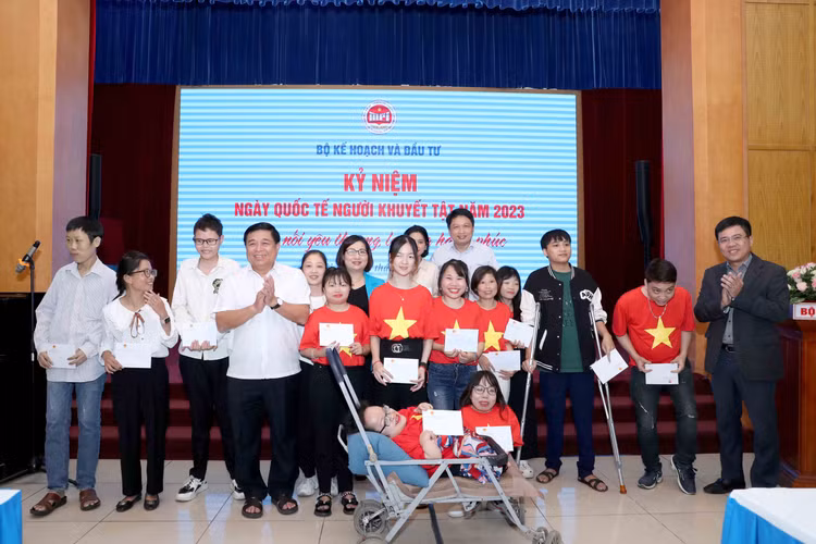 Với mục tiêu “không để ai bị bỏ lại phía sau”, người đứng đầu Bộ Kế hoạch và Đầu tư thúc đẩy và lan tỏa mong muốn nhiều tổ chức, cá nhân cùng chung tay giúp cộng đồng yếu thế vượt qua nghịch cảnh sức khỏe. Ảnh: Đức Trung