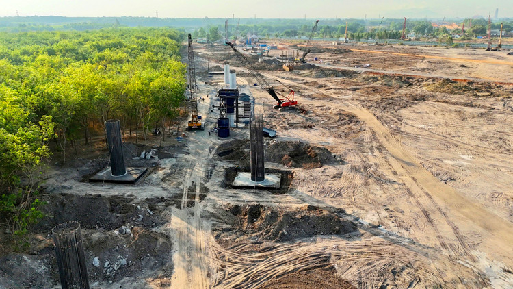 Dự án thành phần 2 thuộc Dự án Đầu tư xây dựng đường bộ cao tốc Biên Hòa - Vũng Tàu giai đoạn 1 có 2 gói thầu xây lắp lớn. Ảnh: Mỹ Lệ
