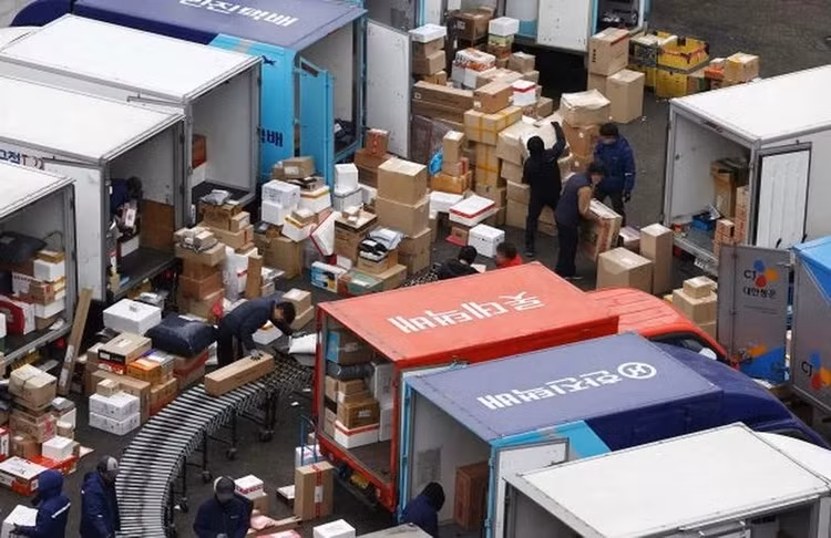 Công nhân phân loại hàng hóa tại một trung tâm phân phối bưu kiện ở Seoul. (Nguồn: Yonhap)