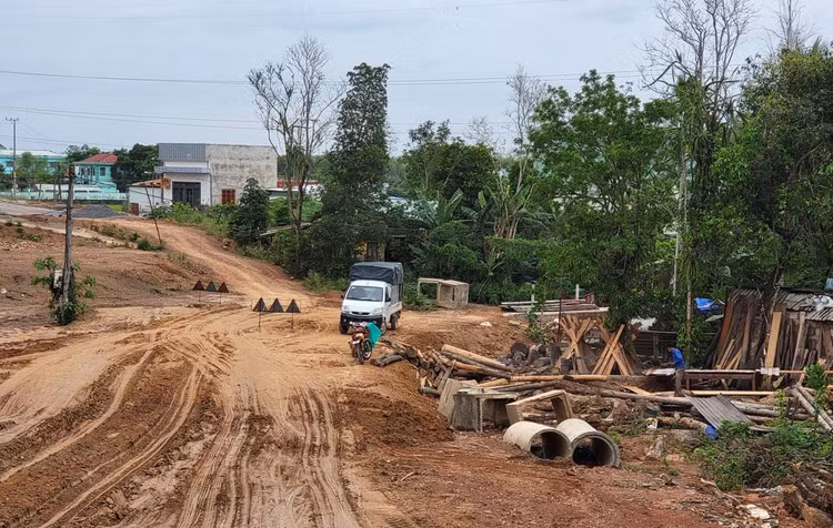 Mặt bằng tuyến chính Dự án đường ĐH2 vẫn còn 2 hộ dân chưa di dời để bàn giao mặt bằng. Ảnh: Minh Hạnh