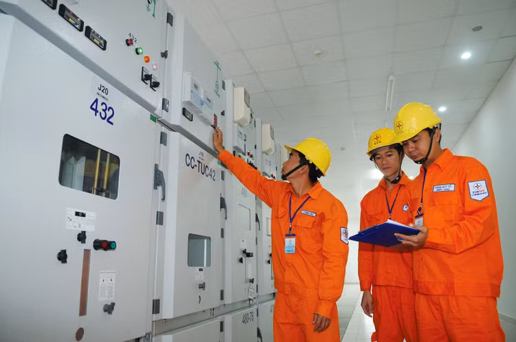 Việc áp dụng giá điện hai thành phần mới ở bước nghiên cứu thí điểm với nhóm khách hàng sản xuất, kinh doanh. Ảnh: Nhã Chi