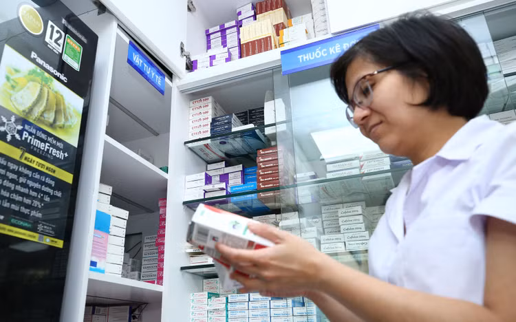 Việc mua sắm thuốc, vật tư, hàng hóa bán lẻ trong nhà thuốc bệnh viện có sử dụng nguồn thu hợp pháp thuộc phạm vi điều chỉnh của pháp luật về đấu thầu. Ảnh: Lê Tiên