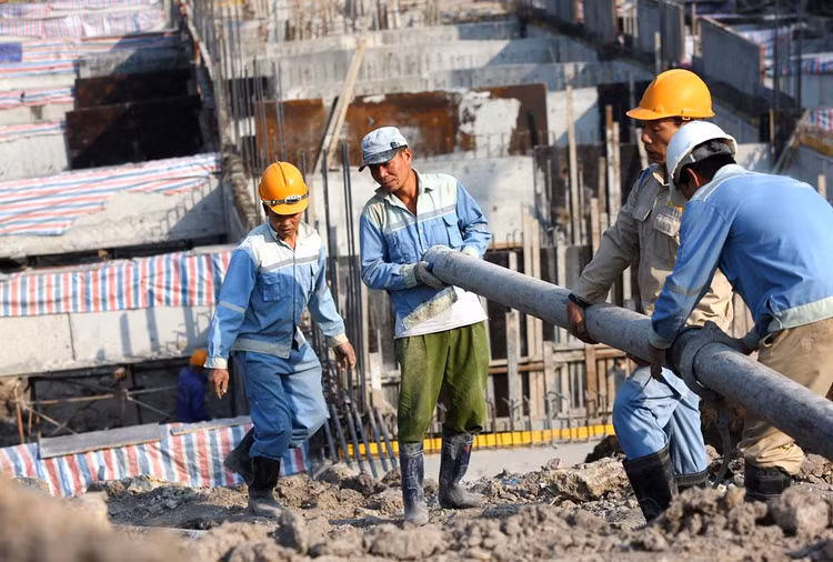 Hồ sơ mời thầu yêu cầu cụ thể số lượng, chứng chỉ, bằng cấp đối với công nhân, lao động phổ thông hạn chế sự tham dự thầu của nhà thầu. Ảnh: Nhã Chi